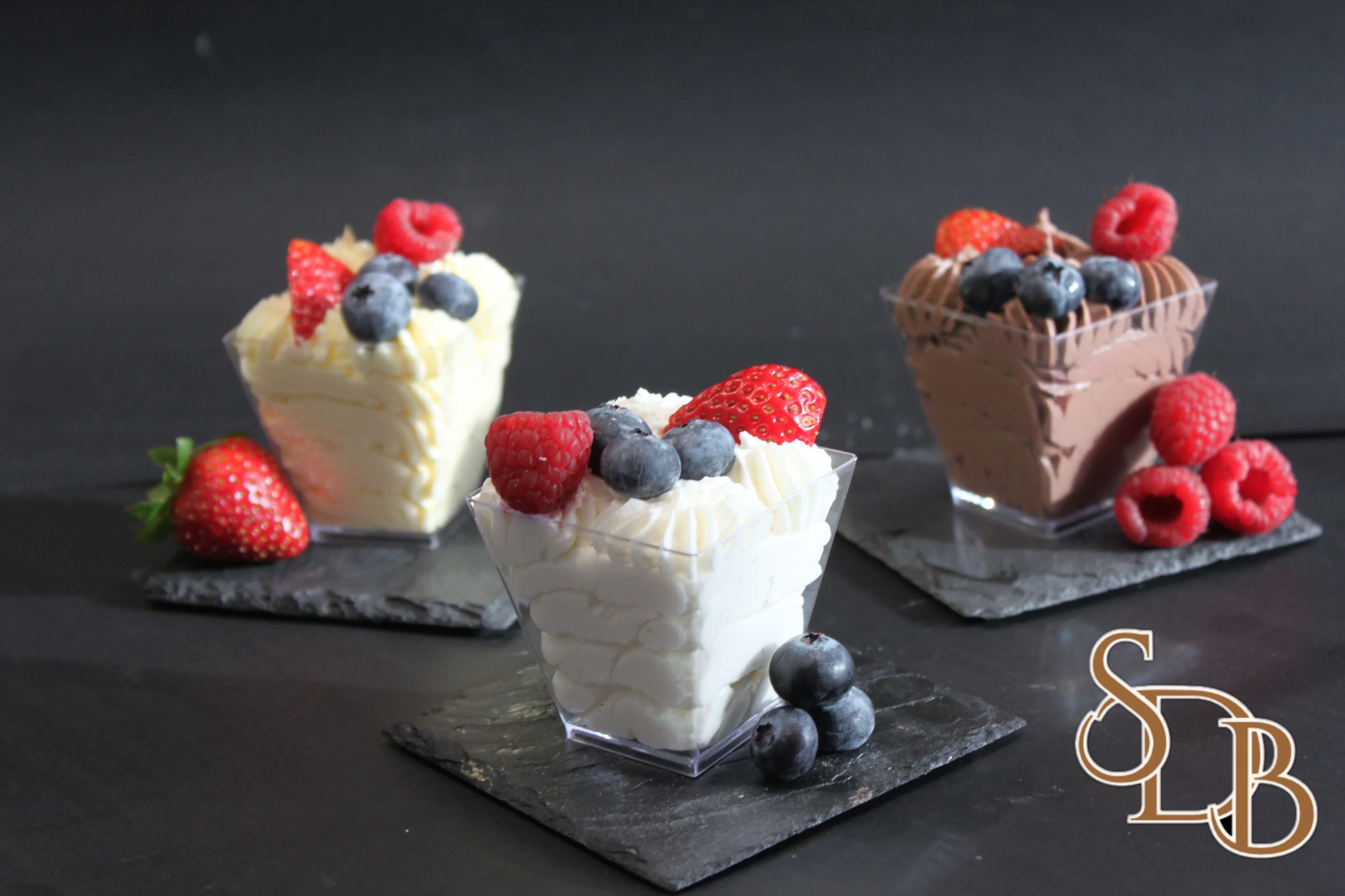 Млечна чашка с горски плодове.