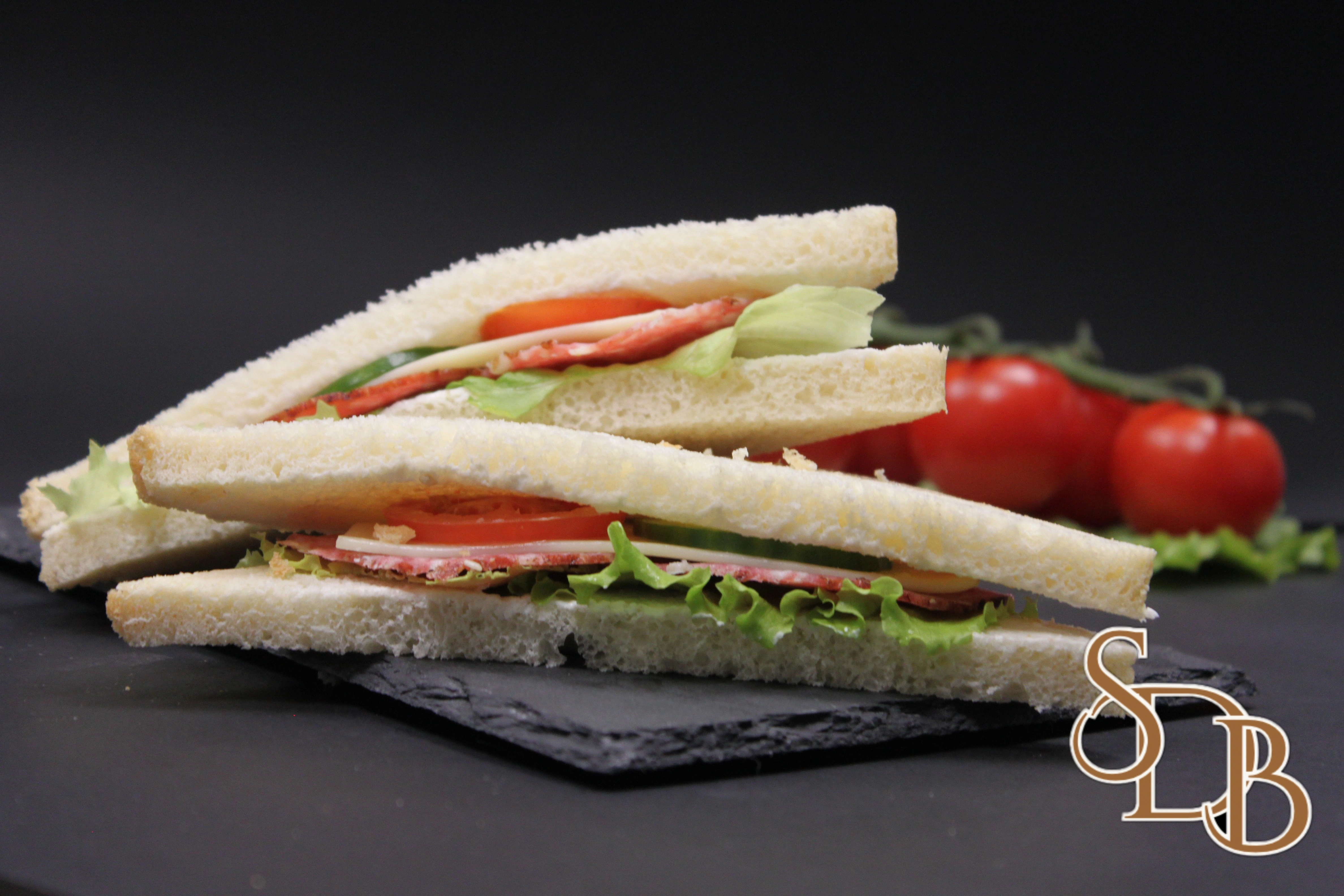 Клуб сандвич с луканков салам