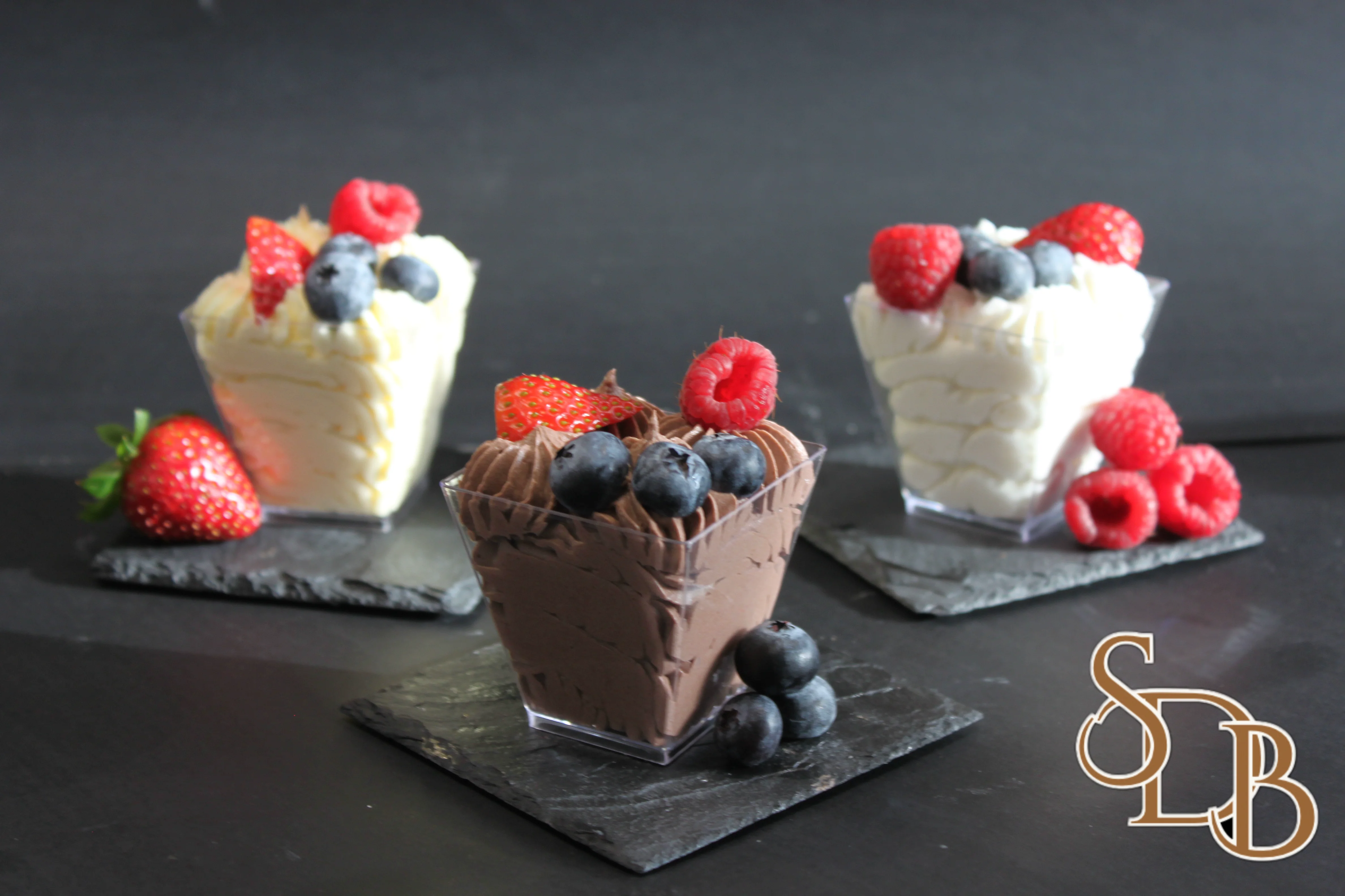 Шоколадова чашка с горски плодове