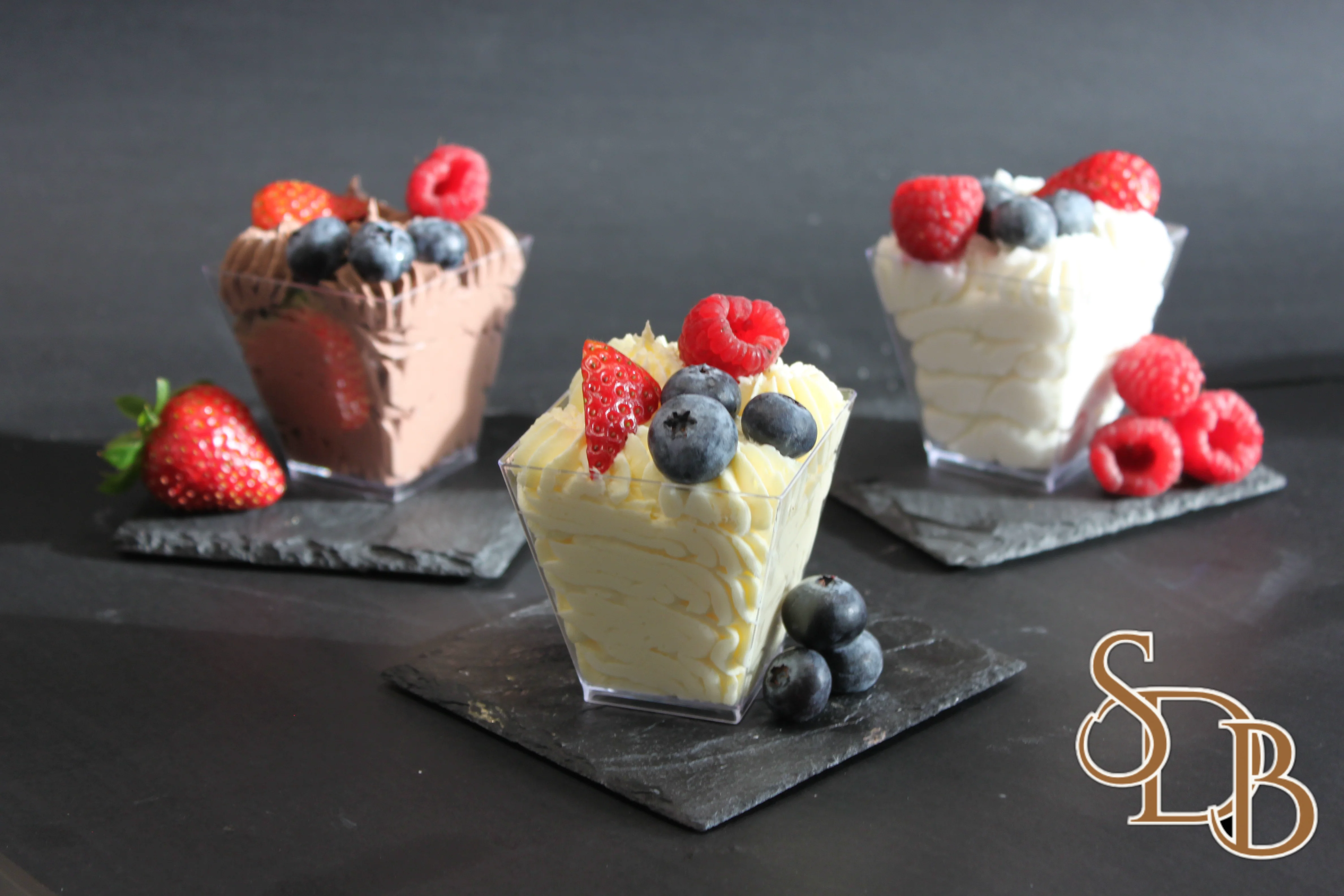 Ванилова чашка с горски плодове